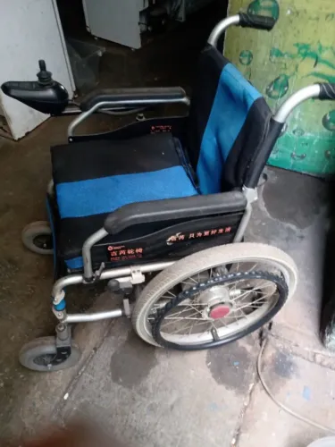 Cadeira de rodas motorizada 