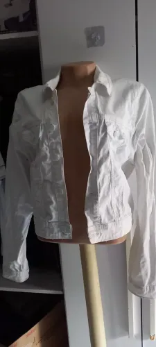 jaquetinha branca jeans lycra tam m grande .há mais modelos e tamanhos ....zap *