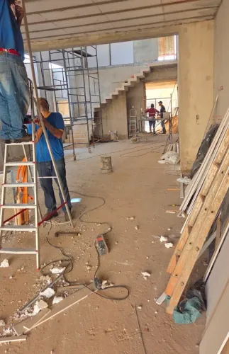 Ajudante para limpar a obra