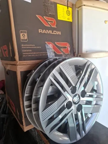 Rodas aro 14 com calotas e bicos. Tirado do carro Moby Trekking 0km