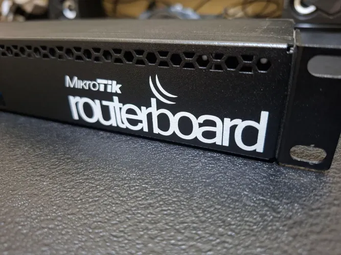 Mikrotik Routerboard Rb2011uias-rm (Usado) Roteador