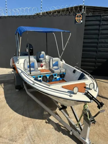 Lancha 2004 + Mercury 2025 - Motor Praticamente Novo + Som