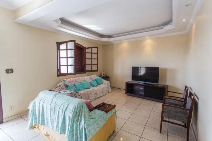 Casa à Venda - Santa Inês, 4 Quartos, 233 m2