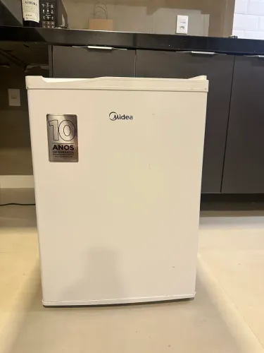 Frigobar seminovo midea branco 71L
