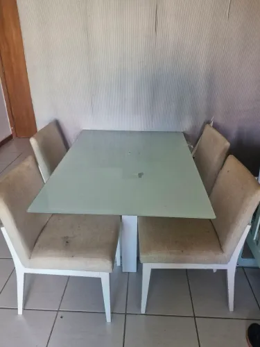 OPORTUNIDADE - Mesa de jantar com 04 cadeiras