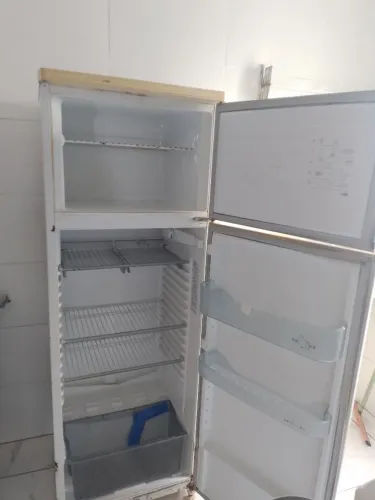 Vendo uma geladeira, está funcionando perfeitamente.