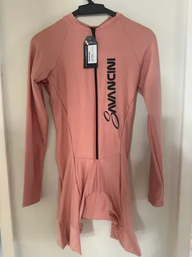 Roupas de ciclismo . Novas, veste até um 42, cada 150,00