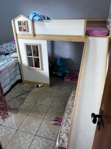 Cama infantil com escorrega