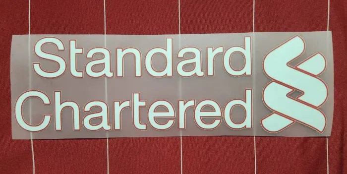 patrocínio standard chartered branco e vermelho camisa liverpool