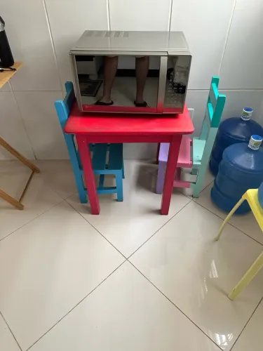 Mesa infantil de madeira maciça com duas cadeiras