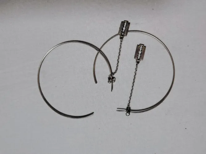 argola com pingente de gilete (com tarraxa)