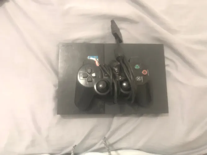PlayStation 2 em boas condições com um controle 