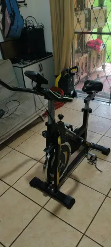 Bicicleta Spinning Com Roda De Inércia De 13kg Wct Fitness Original Cor Preto Preto/amarel