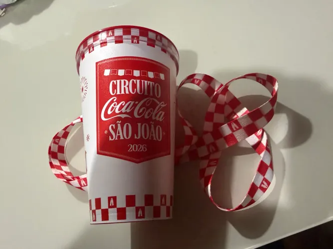 Copo Coca Cola com cordão 