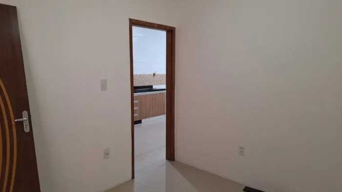 Alugo casa no centro de Candeias