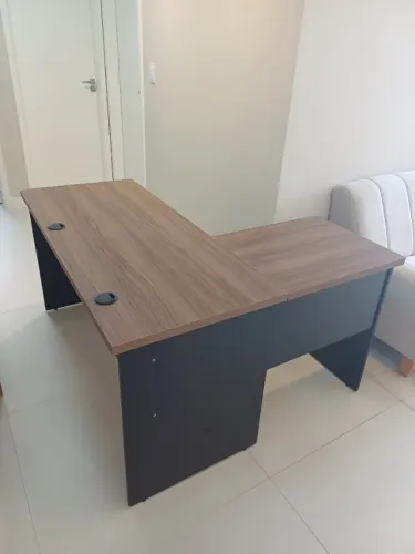 Mesa de escritório em L 140cm x 120cm