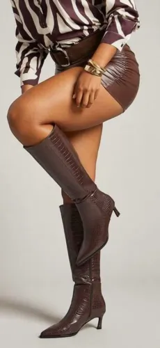Bota marrom cano longo