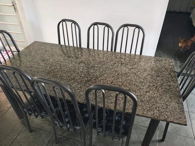 Mesa de Jantar com 8 Cadeiras - Tampo de Granito em Ótimo Estado.