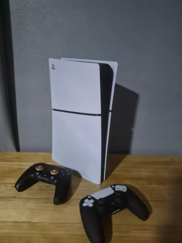PlayStation 5 Slim + 2 controles