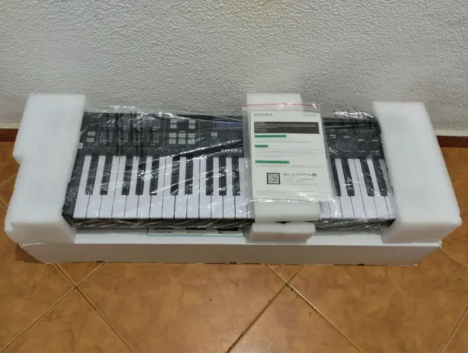 Arturia Keylab Essential 49 Black Na Caixa