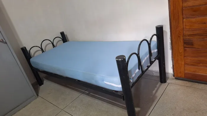 Cama tubular de ferro desmontável