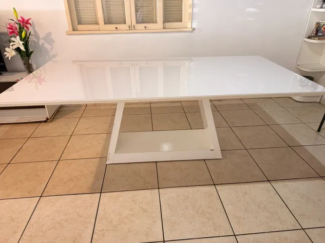 Mesa laqueada com tampo de vidro 