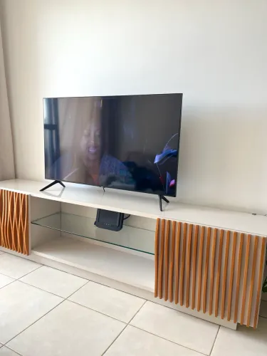 Rack de TV Cinza/Madeira com acabamento laqueado