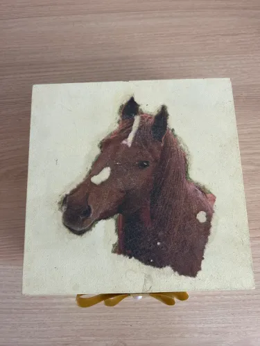 Caixa com enfeite de cavalo