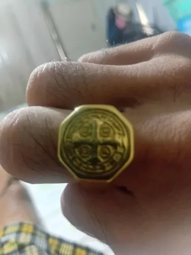 Anel de São Bento de aço banhado em ouro