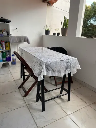 Mesa de vidro e pés de ferro