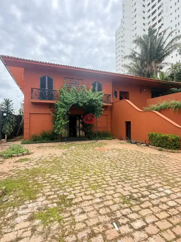 Casa comercial próximo Shopping Goiabeiras