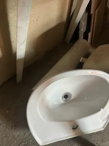 Lavatório de banheiro com coluna