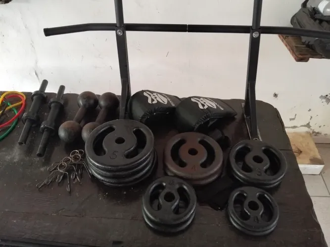 Barra de treino + pesos + saco de pancadas + barra fixa + halteres + luvas + elástico