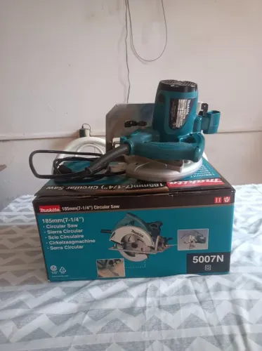 Serra circular Makita 5007N. Corte de madeira.