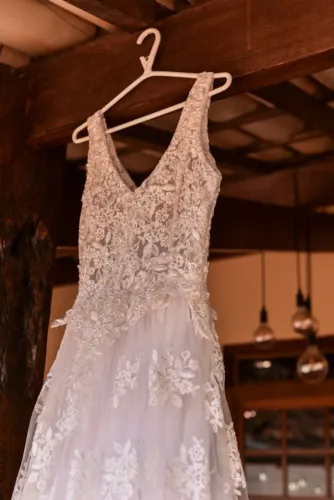 Vestido de noiva em renda bordada off-white tamanho P