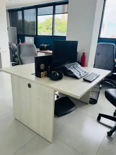 2 módulos de mesa de escritório 
