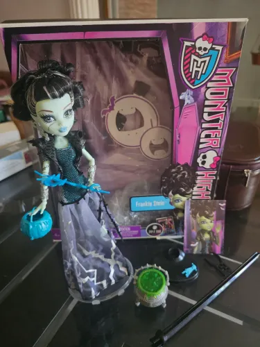 Frankie Stein Ghouls Rule completa com caixa