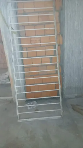 Vendo porta de grade 200;00 reais medida 2.08×82