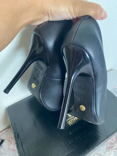 Scarpin preto Vizzano com tira de strass