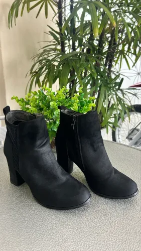 Bota de camurça numeração 36