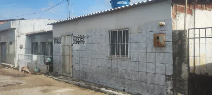 Vendo uma casa Própria e solta rua calçada a 1 minutos da avenida principal