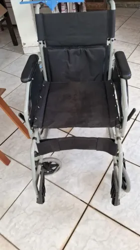 Cadeira de rodas seminova