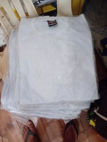 50 camisetas Brancas tamanhos M e P .. valor 9 reais no atacado