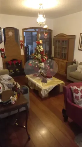Casa à venda ou para alugar com 5 quartos, sendo 1 suíte, em Vila Oliveira, Mogi das Cruze