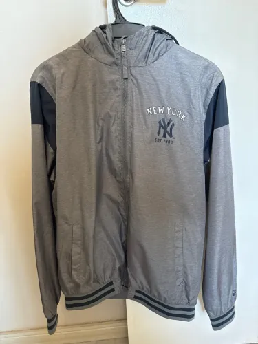 Jaqueta Corta Vento New Era NY Yankees Cinza - Tamanho P (Usada 1x / Impecável)