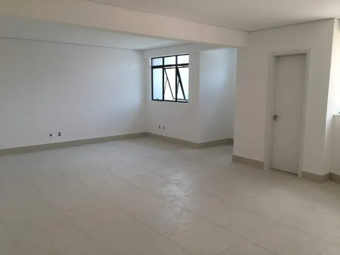 Sala na Avenida Cristiano Machado.
