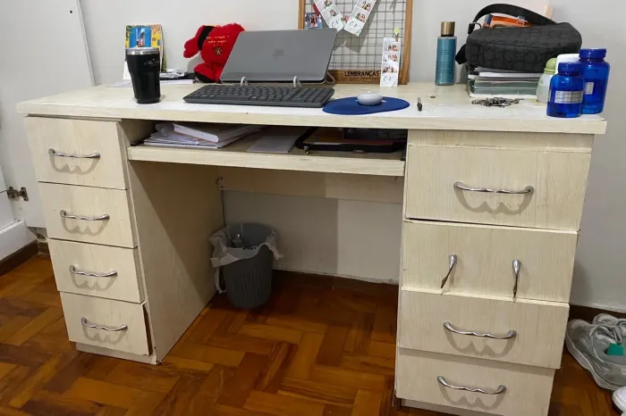 Escrivaninha em MDF