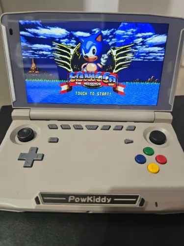 Console portátil android Powkiddy x18s roda vários consoles retro na mão