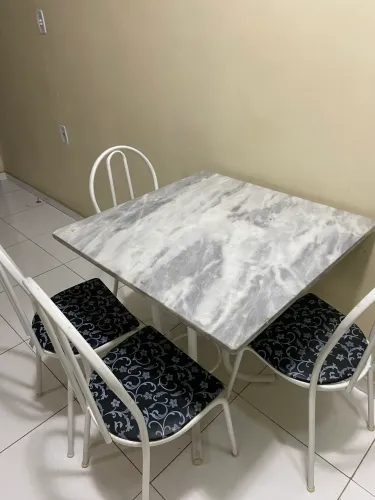Mesa Quadrada de 4 Cadeiras - Tampo Estilo Mármore