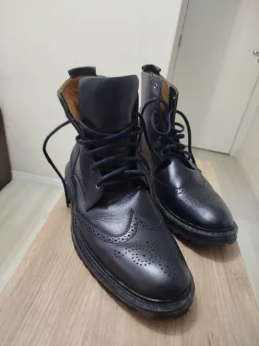 Bota modelo chelsea em couro legítimo marca Rambourg tamanho 41